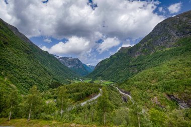 Hjelledalen, Vestland ilinin Stryn belediyesine bağlı bir vadidir. Vadi, Strynefjellet 'in batı tarafında Breheimen' in kuzeybatısında yer almaktadır. Oppstrynsvatnet, Norveç üzerinden Videster 'dan Hjelle' e çalışır.