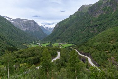 Hjelledalen, Vestland ilinin Stryn belediyesine bağlı bir vadidir. Vadi, Strynefjellet 'in batı tarafında Breheimen' in kuzeybatısında yer almaktadır. Oppstrynsvatnet, Norveç üzerinden Videster 'dan Hjelle' e çalışır.