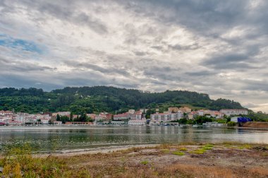 Cabaas İspanya 'nın La Corua eyaletine bağlı belediyesi. La Corua 'dan 37 kilometre uzaklıkta, Eume Nehri' nin alçak ovasında yer almaktadır..