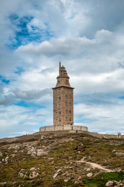 Herkül Kulesi, Galiçya 'nın La Corua şehrindeki bir tepenin üzerinde bulunan bir kule ve deniz feneridir. Toplam yüksekliği 55 metre.