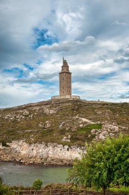 Herkül Kulesi, Galiçya 'nın La Corua şehrindeki bir tepenin üzerinde bulunan bir kule ve deniz feneridir. Toplam yüksekliği 55 metre.