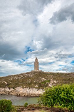 Herkül Kulesi, Galiçya 'nın La Corua şehrindeki bir tepenin üzerinde bulunan bir kule ve deniz feneridir. Toplam yüksekliği 55 metre.