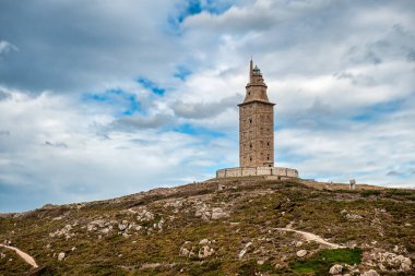 Herkül Kulesi, Galiçya 'nın La Corua şehrindeki bir tepenin üzerinde bulunan bir kule ve deniz feneridir. Toplam yüksekliği 55 metre.