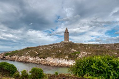 Herkül Kulesi, Galiçya 'nın La Corua şehrindeki bir tepenin üzerinde bulunan bir kule ve deniz feneridir. Toplam yüksekliği 55 metre.