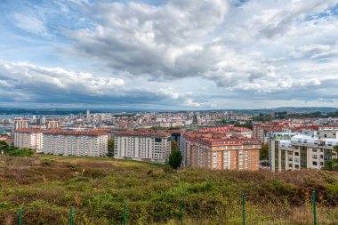 A Corua, İspanya 'nın kuzeybatısında, Galiçya bölgesinde bulunan bir liman kentidir. Roma deniz feneri Herkül Kulesi ile bilinir..