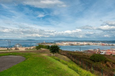 A Corua, İspanya 'nın kuzeybatısında, Galiçya bölgesinde bulunan bir liman kentidir. Roma deniz feneri Herkül Kulesi ile bilinir..