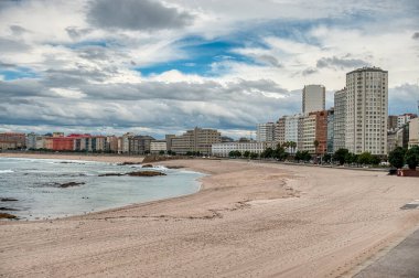 A Corua, İspanya 'nın kuzeybatısında, Galiçya bölgesinde bulunan bir liman kentidir. Roma deniz feneri Herkül Kulesi ile bilinir..