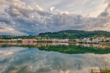 Cabaas İspanya 'nın La Corua eyaletine bağlı belediyesi. La Corua 'dan 37 kilometre uzaklıkta, Eume Nehri' nin alçak ovasında yer almaktadır..