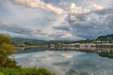 Cabaas İspanya 'nın La Corua eyaletine bağlı belediyesi. La Corua 'dan 37 kilometre uzaklıkta, Eume Nehri' nin alçak ovasında yer almaktadır..