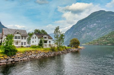 Hellesylt, Stranda Belediyesinin Mre og Romsdal ilçesine bağlı bir köydür. Köy, Norveç 'in Sunnylvsfjord şehrinin başındadır.