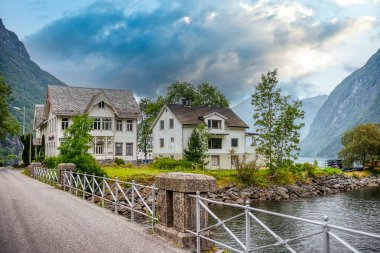 Hellesylt, Stranda Belediyesinin Mre og Romsdal ilçesine bağlı bir köydür. Köy, Norveç 'in Sunnylvsfjord şehrinin başındadır.