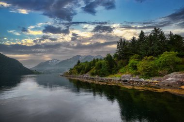 Orsta, Norveç 'in Rsta Belediyesi' nin yönetim merkezidir. Köy, Sunnmrsalpene dağları tarafından çevrelenmiş olan rstafjorden 'in en iç kısmında yer almaktadır.