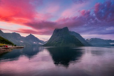 Orsta, Norveç 'in Rsta Belediyesi' nin yönetim merkezidir. Köy, Sunnmrsalpene dağları tarafından çevrelenmiş olan rstafjorden 'in en iç kısmında yer almaktadır.