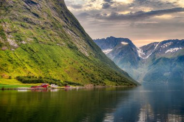 Orsta, Norveç 'in Rsta Belediyesi' nin yönetim merkezidir. Köy, Sunnmrsalpene dağları tarafından çevrelenmiş olan rstafjorden 'in en iç kısmında yer almaktadır.