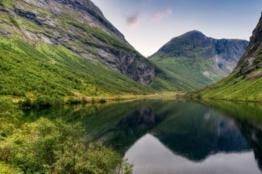 Orsta, Norveç 'in Rsta Belediyesi' nin yönetim merkezidir. Köy, Sunnmrsalpene dağları tarafından çevrelenmiş olan rstafjorden 'in en iç kısmında yer almaktadır.