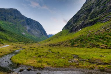 Orsta, Norveç 'in Rsta Belediyesi' nin yönetim merkezidir. Köy, Sunnmrsalpene dağları tarafından çevrelenmiş olan rstafjorden 'in en iç kısmında yer almaktadır.