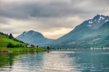 Saeb, Norveç 'in Rsta Belediyesi' nde bir köydür. Köy Hjrundfjorden boyunca Bondalen Vadisi 'nin doğu ucunda yer almaktadır.