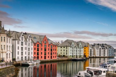 Alesund, Norveç 'in Mre og Romsdal iline bağlı bir şehirdir. Bergen 'in 236 km kuzeydoğusunda bir liman..