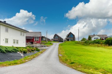 Alesund, Norveç 'in Mre og Romsdal iline bağlı bir şehirdir. Bergen 'in 236 km kuzeydoğusunda bir liman..