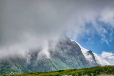 Farstad, Norveç 'in Vestlandet bölgesinde, Mre og Romsdal iline bağlı bir kasabadır.