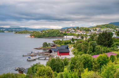 Sula es un municipio de la provincia de Mre og Romsdal en la regin de Vestlandet, Noruega