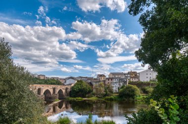 Lugo, İspanya 'nın kuzeybatısında, Galiçya' nın kuzeybatısında bulunan ve bölgenin başkenti olan bir belediyedir..