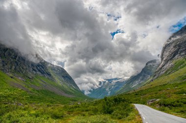 Valldalen, Norveç 'in Mre og Romsdal iline bağlı Fjord Belediyesi' nde bir vadidir. Norddalsfjorden 'in kuzeyinde yer alır.