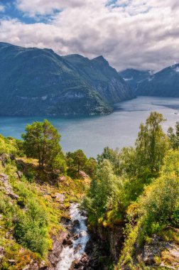 Hellesylt, Stranda Belediyesinin Mre og Romsdal ilçesine bağlı bir köydür. Köy Sunnylvsfjord 'un başında yer alır.