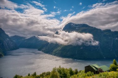 Hellesylt, Stranda Belediyesinin Mre og Romsdal ilçesine bağlı bir köydür. Köy Sunnylvsfjord 'un başında yer alır.