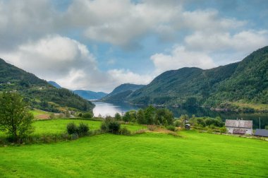 Haugsver 'deki güzel Norveç manzarası (Hogsvaer). Vestland Uçurumu