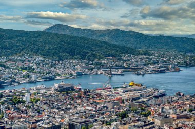 Bergen, Norveç 'in güneybatı kıyısında bir şehirdir. Ülkenin en uzun ve en derin fiyordu olan Sognefjord da dahil olmak üzere dağlar ve fiyortlarla çevrilidir..