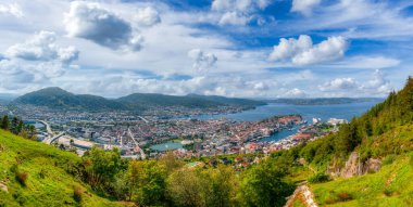 Bergen, Norveç 'in güneybatı kıyısında bir şehirdir. Ülkenin en uzun ve en derin fiyordu olan Sognefjord da dahil olmak üzere dağlar ve fiyortlarla çevrilidir..
