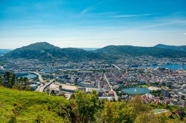 Bergen, Norveç 'in güneybatı kıyısında bir şehirdir. Ülkenin en uzun ve en derin fiyordu olan Sognefjord da dahil olmak üzere dağlar ve fiyortlarla çevrilidir..