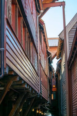 Bergen, Norveç 'in güneybatı kıyısında bir şehirdir. Ülkenin en uzun ve en derin fiyordu olan Sognefjord da dahil olmak üzere dağlar ve fiyortlarla çevrilidir..