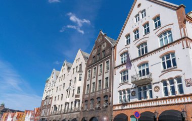 Bergen, Norveç 'in güneybatı kıyısında bir şehirdir. Ülkenin en uzun ve en derin fiyordu olan Sognefjord da dahil olmak üzere dağlar ve fiyortlarla çevrilidir..