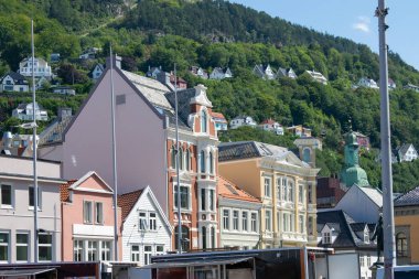 Bergen, Norveç 'in güneybatı kıyısında bir şehirdir. Ülkenin en uzun ve en derin fiyordu olan Sognefjord da dahil olmak üzere dağlar ve fiyortlarla çevrilidir..