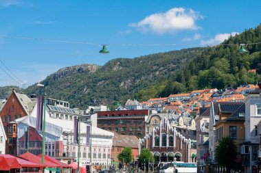 Bergen, Norveç 'in güneybatı kıyısında bir şehirdir. Ülkenin en uzun ve en derin fiyordu olan Sognefjord da dahil olmak üzere dağlar ve fiyortlarla çevrilidir..