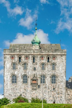 Bergen, Norveç 'in güneybatı kıyısında bir şehirdir. Ülkenin en uzun ve en derin fiyordu olan Sognefjord da dahil olmak üzere dağlar ve fiyortlarla çevrilidir..