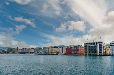 Bergen, Norveç 'in güneybatı kıyısında bir şehirdir. Ülkenin en uzun ve en derin fiyordu olan Sognefjord da dahil olmak üzere dağlar ve fiyortlarla çevrilidir..