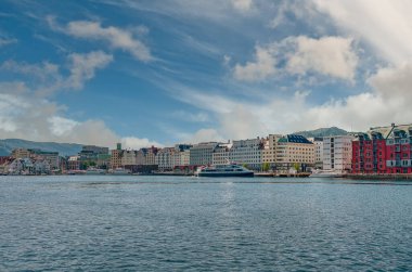 Bergen, Norveç 'in güneybatı kıyısında bir şehirdir. Ülkenin en uzun ve en derin fiyordu olan Sognefjord da dahil olmak üzere dağlar ve fiyortlarla çevrilidir..