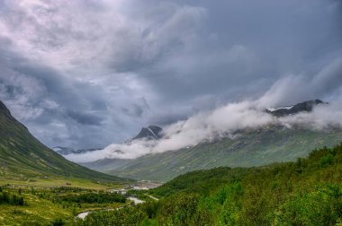 Üst vadiler. Lom, Norveç 'in Oppland iline bağlı bir belediyedir. Gudbrandsdal bölgesinin bir parçasıdır..