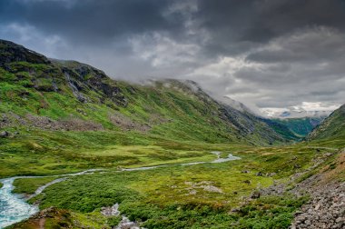 Üst vadiler. Lom, Norveç 'in Oppland iline bağlı bir belediyedir. Gudbrandsdal bölgesinin bir parçasıdır..