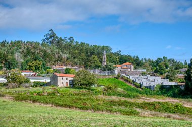 Ames, İspanya 'nın otonom bölgelerinden biri olan Galiçya' nın kuzeybatısında bulunan A Corua eyaletine bağlı belediyesi. Santiago de Compostela ile komşudur.