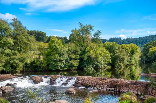 Ames, İspanya 'nın otonom bölgelerinden biri olan Galiçya' nın kuzeybatısında bulunan A Corua eyaletine bağlı belediyesi. Santiago de Compostela ile komşudur.