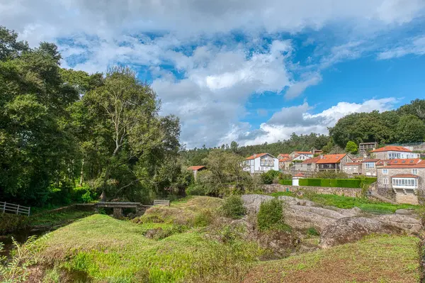 Ames, İspanya 'nın otonom bölgelerinden biri olan Galiçya' nın kuzeybatısında bulunan A Corua eyaletine bağlı belediyesi. Santiago de Compostela ile komşudur.
