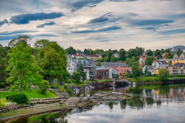 Trondheim (eski adı Nidaros ve Trondheim), Norveç 'in Trondelag ilinin merkezi kent.
