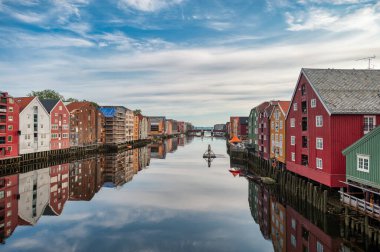 Trondheim (eski adı Nidaros ve Trondheim), Norveç 'in Trondelag ilinin merkezi kent.