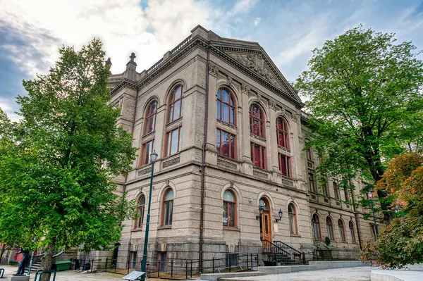 Trondheim (eski adı Nidaros ve Trondheim), Norveç 'in Trondelag ilinin merkezi kent.