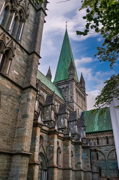 Trondheim (eski adı Nidaros ve Trondheim), Norveç 'in Trondelag ilinin merkezi kent.