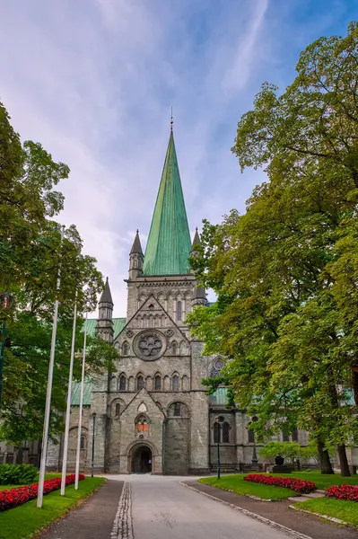 Trondheim (eski adı Nidaros ve Trondheim), Norveç 'in Trondelag ilinin merkezi kent.